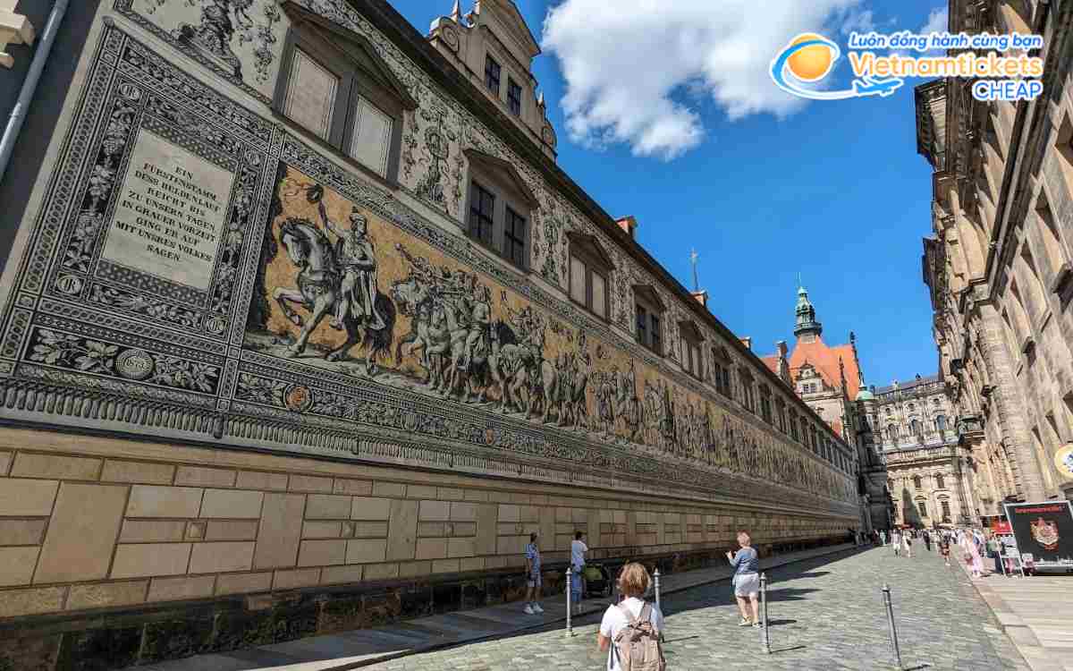 Procession of Princes l&agrave; bức tranh tường sứ lớn nhất thế giới