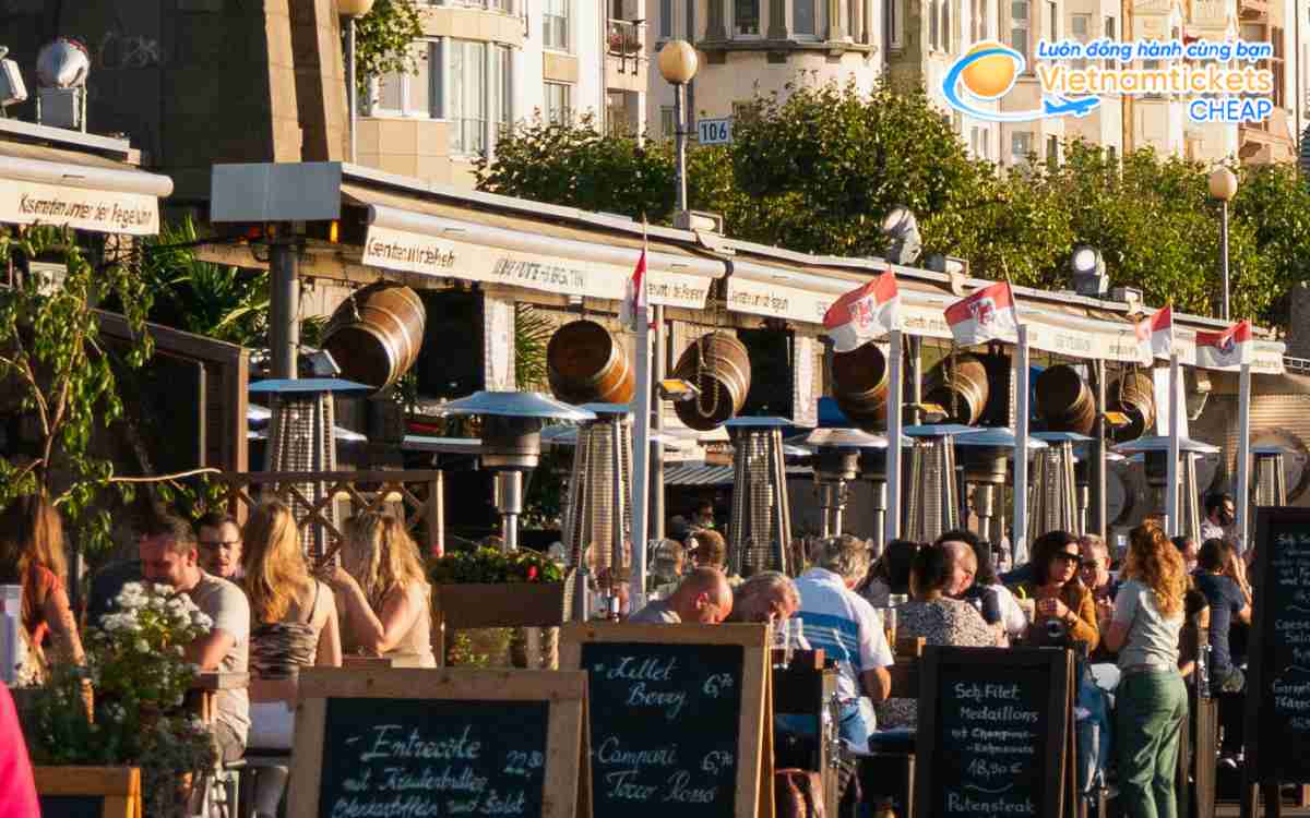Khu phố cổ Altstadt là điểm đến nổi bật ở Dusseldorf