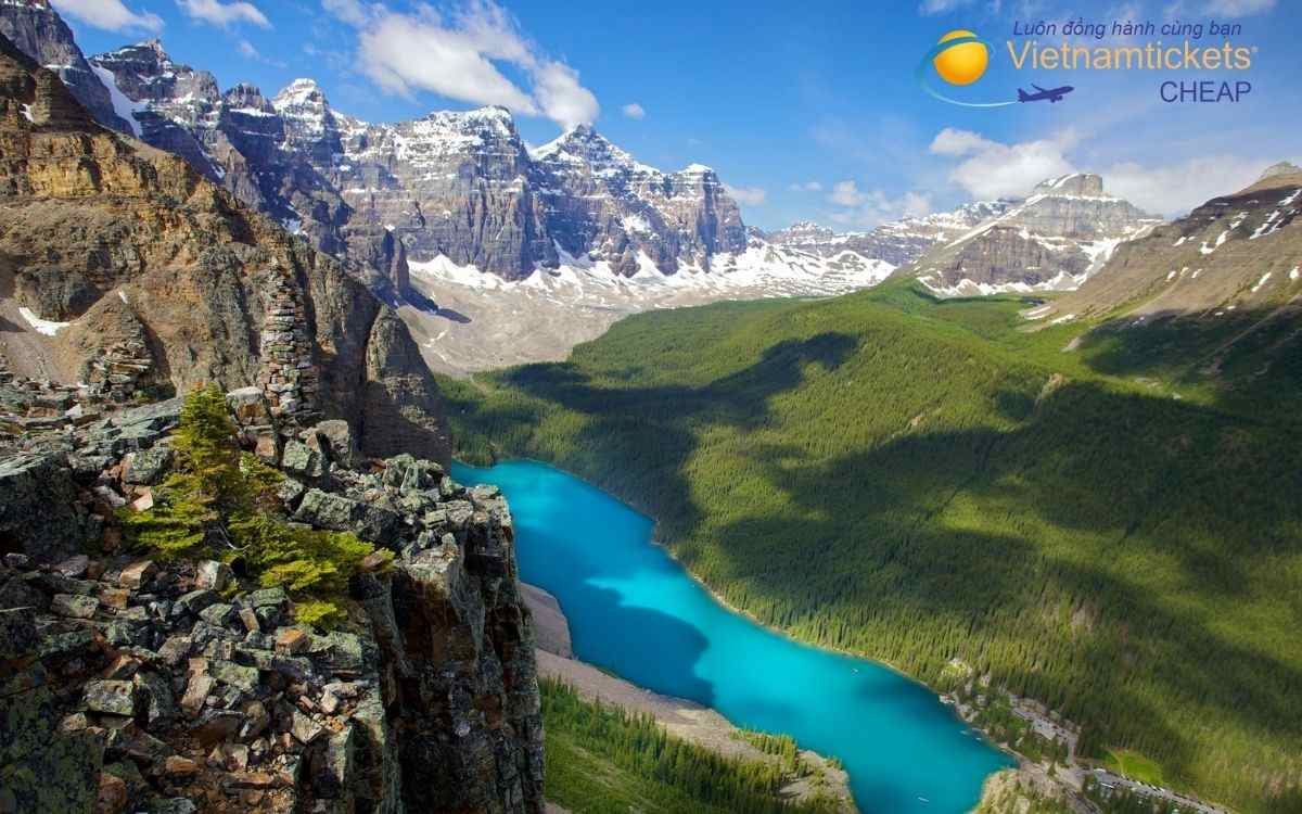 Nên vé máy bay đi Canada theo hạng ghế hay hãng bay