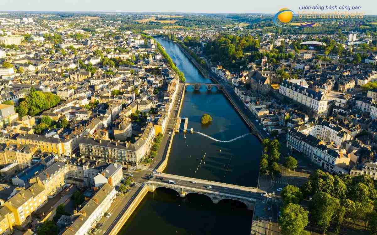 Hướng dẫn đặt vé máy bay đi Laval an toàn, tiết kiệm