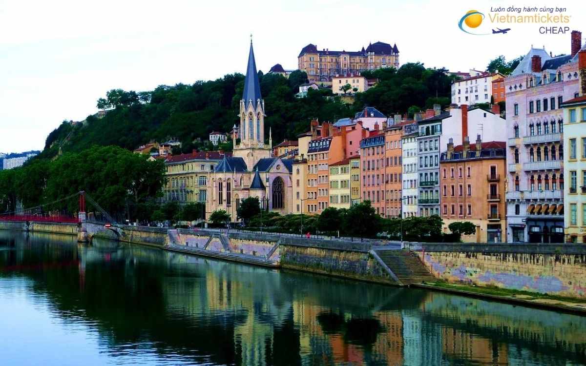 Hướng dẫn săn vé máy bay đi Lyon giá rẻ