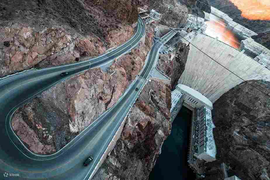 Đập Hoover là một đập trọng lực vòm bê tông trên sông Colorado