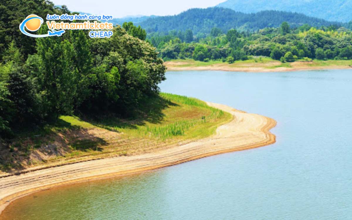 Giá vé máy bay đi Lục An