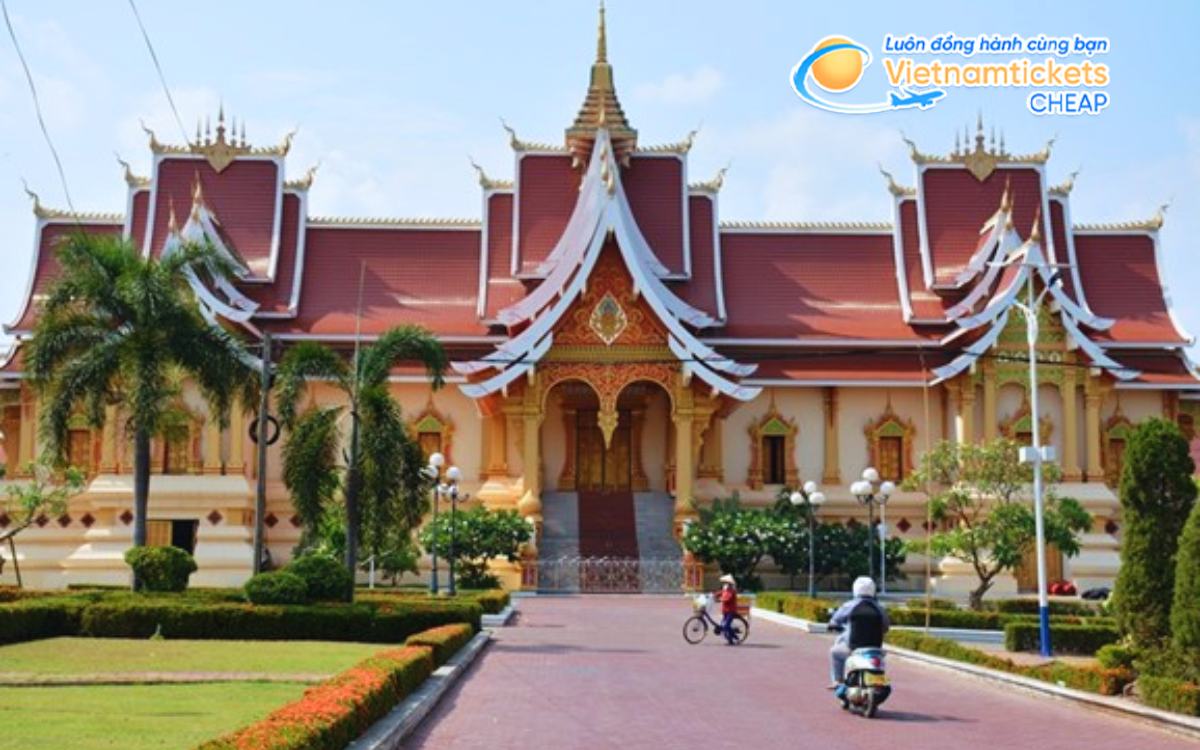 Gi&aacute; v&eacute; m&aacute;y bay từ TPHCM đi L&agrave;o