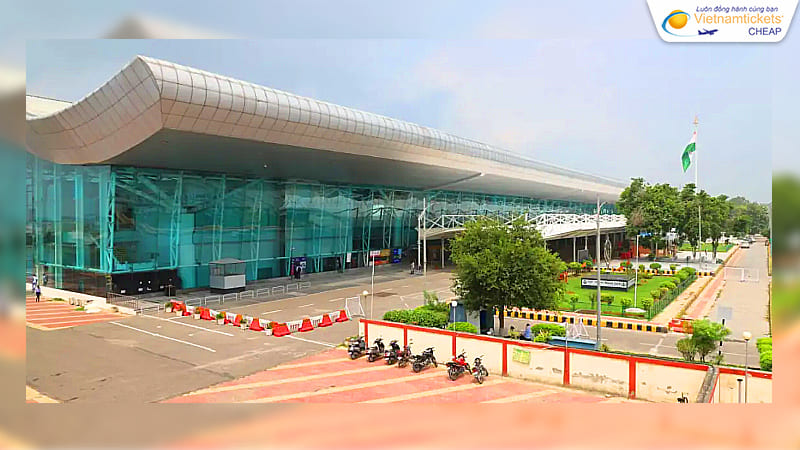 sân bay hạ cánh chuyến bay đến Amritsar