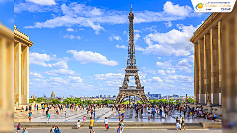 đến tháp Eiffel bằng vé máy bay đi Pháp giá rẻ