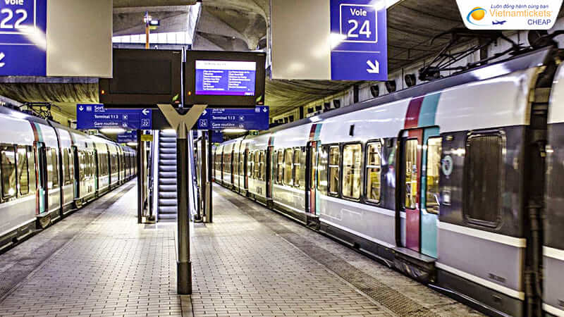 tàu điện RER B tại sân bay Charles de Gaulle Pháp