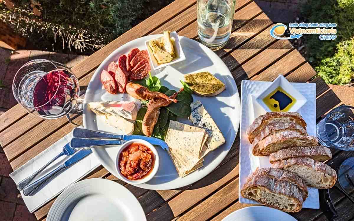 Ẩm thực và đặc sản địa phương