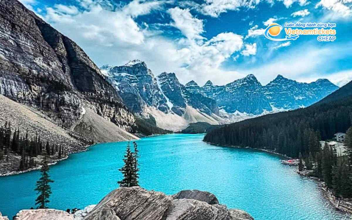 Moraine Lake – Vẻ đẹp hùng vĩ