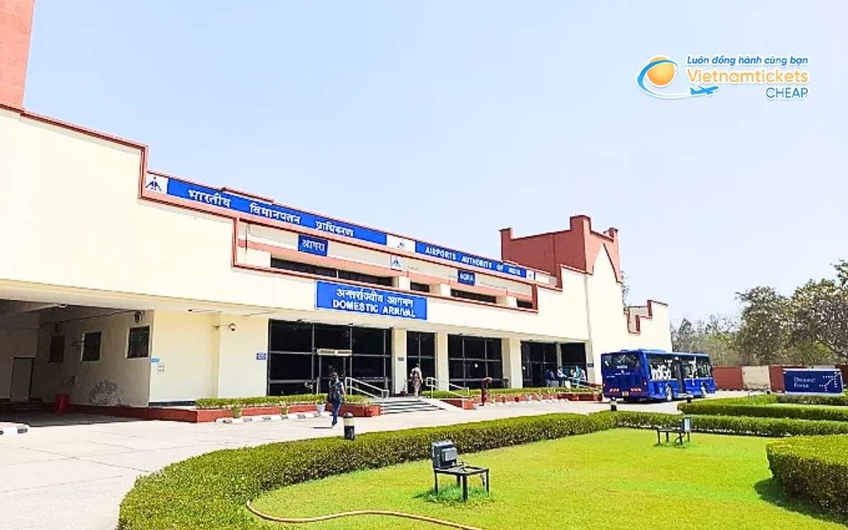 Bay đến Agra hạ cánh ở sân bay nào?