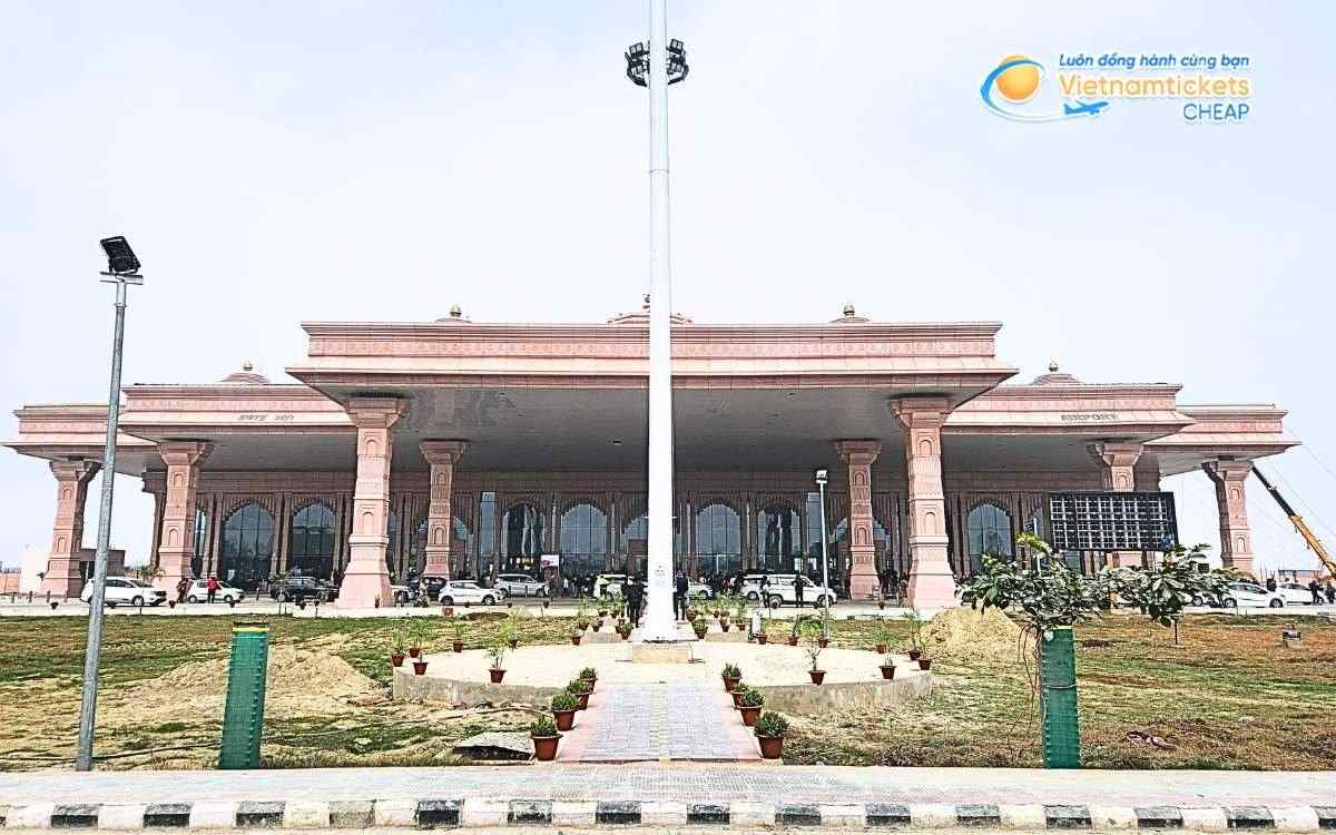 Bay đến Ayodhya hạ cánh ở sân bay nào?