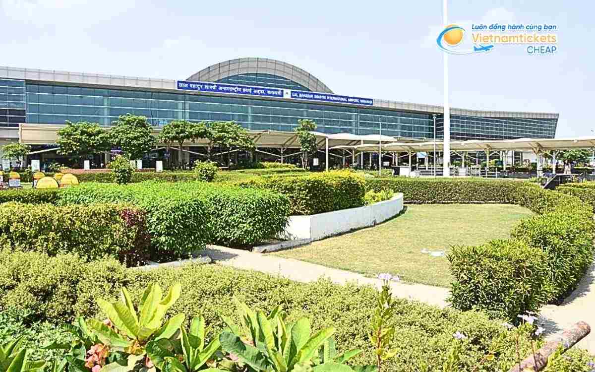 Bay đến Azamgarh hạ cánh ở sân bay nào?