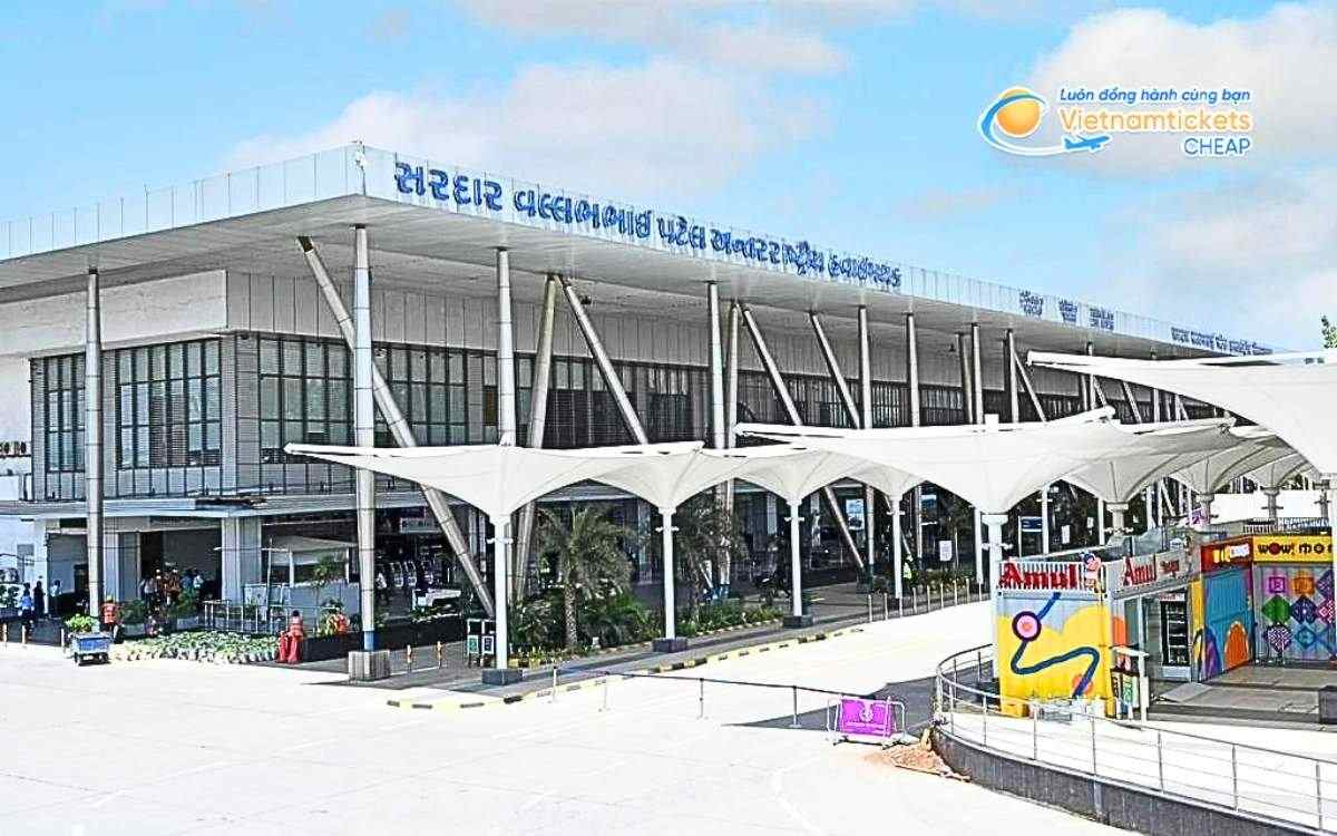 Bay đến Banaskantha hạ cánh ở sân bay nào?