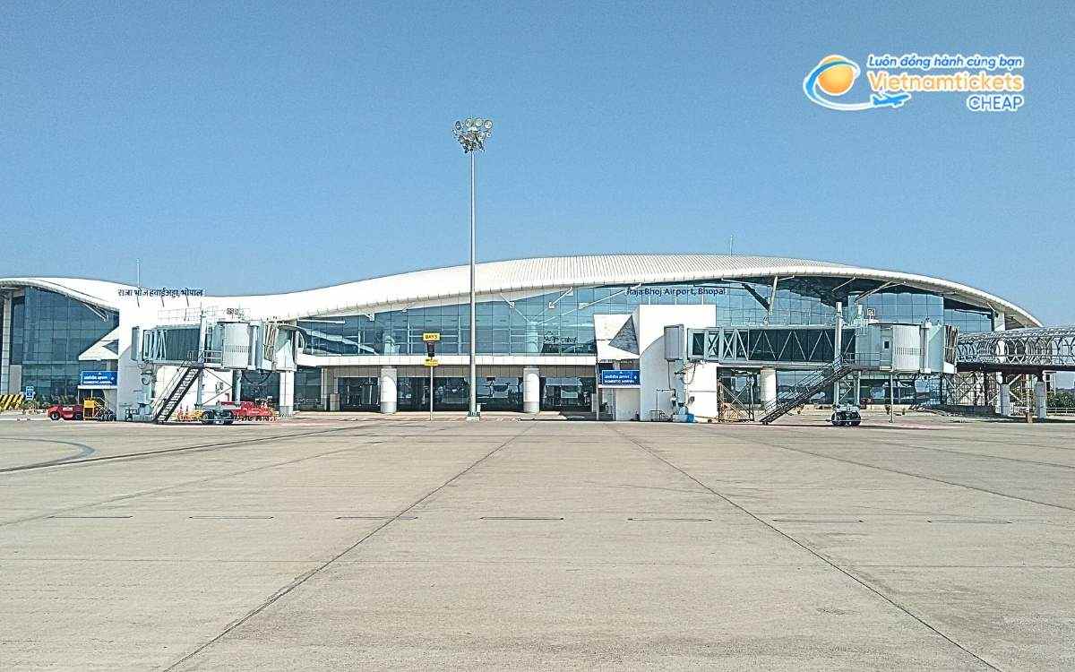 Bay đến Bhopal hạ cánh ở sân bay nào?