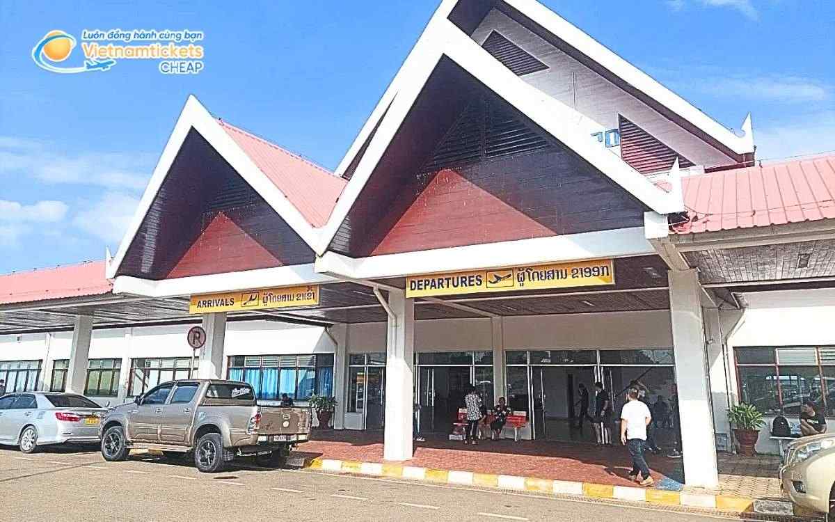 Bay đến Champhone hạ cánh ở sân bay nào?