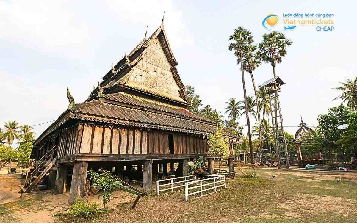 Vé máy bay đi Champhone bao nhiêu tiền?