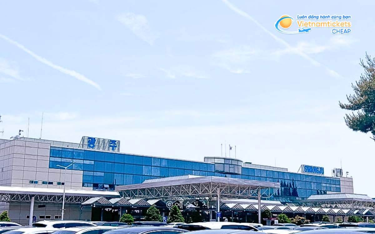 Bay đến Gangjin hạ cánh ở sân bay nào?