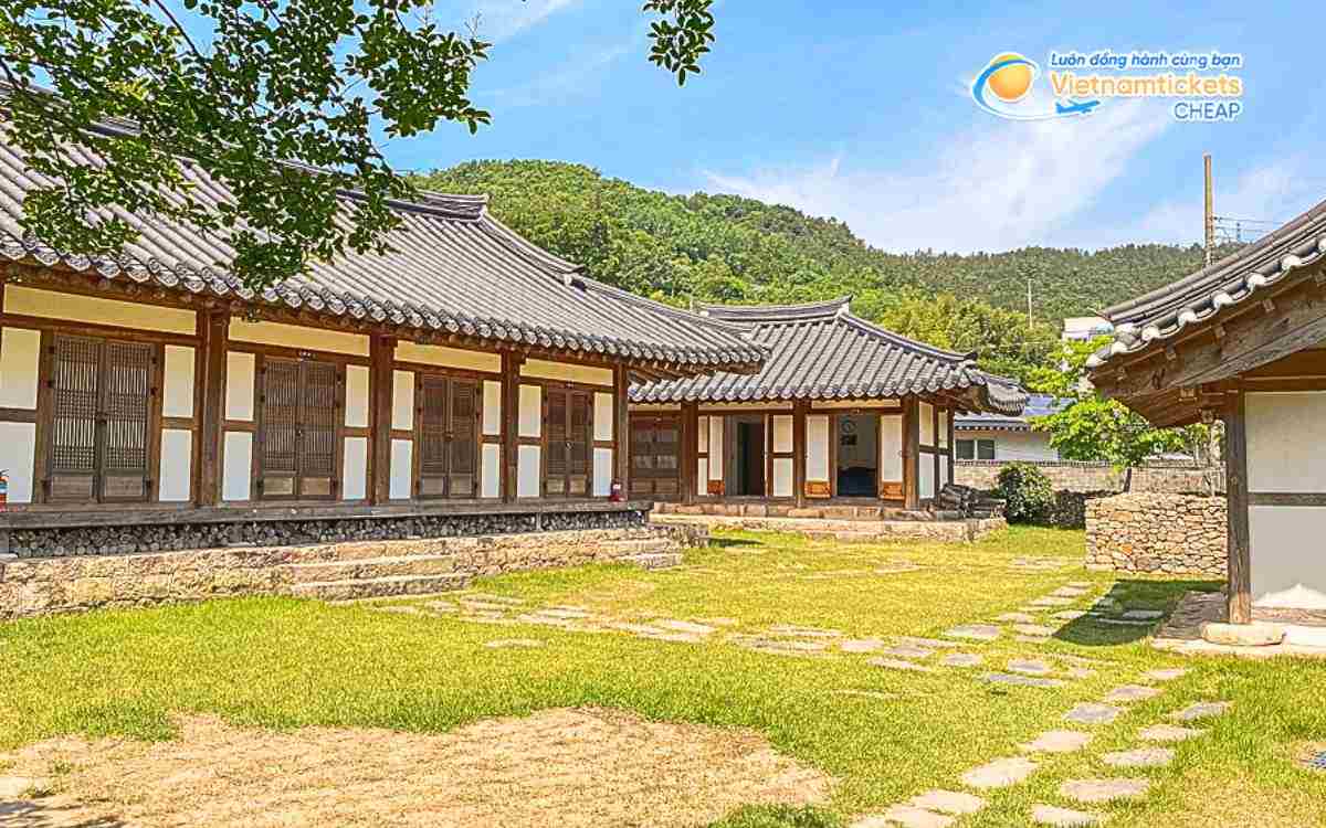 Vé máy bay đi Gangjin bao nhiêu tiền?