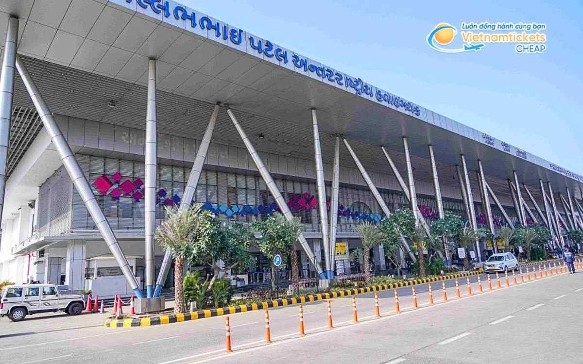 Bay đến Gujarat hạ cánh ở sân bay nào?