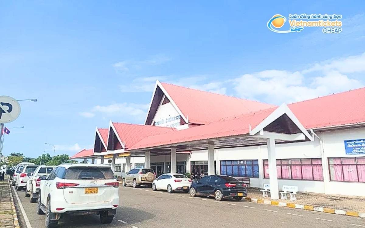 Bay đến Hinboun hạ cánh ở sân bay nào?