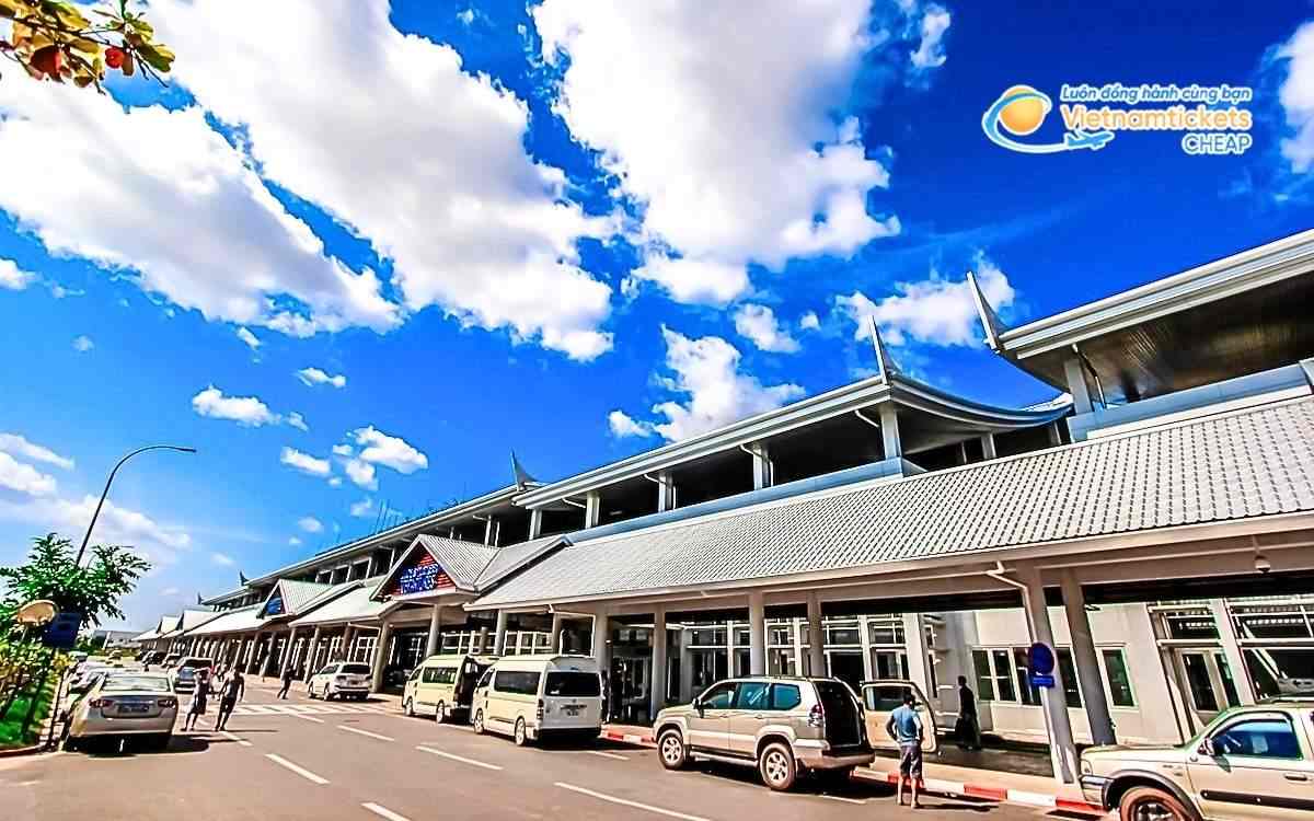 Bay đến Hinhurp hạ cánh ở sân bay nào?