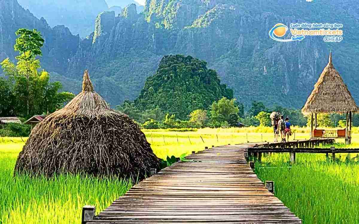 Vé máy bay đi Hom bao nhiêu tiền?