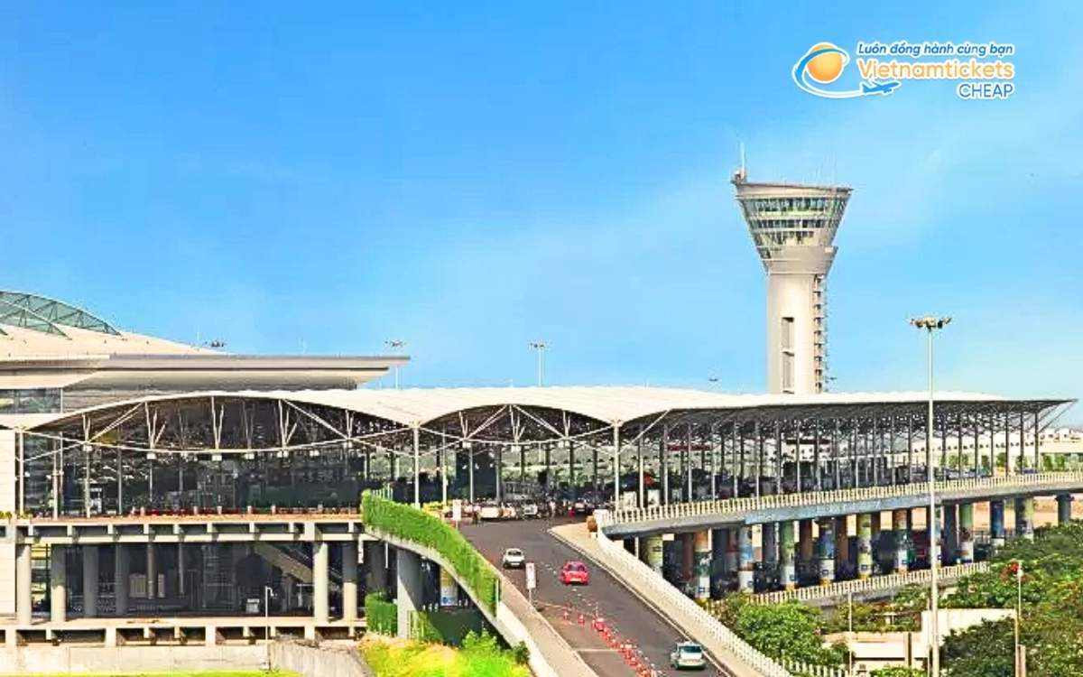 Bay đến Hyderabad hạ cánh ở sân bay nào?