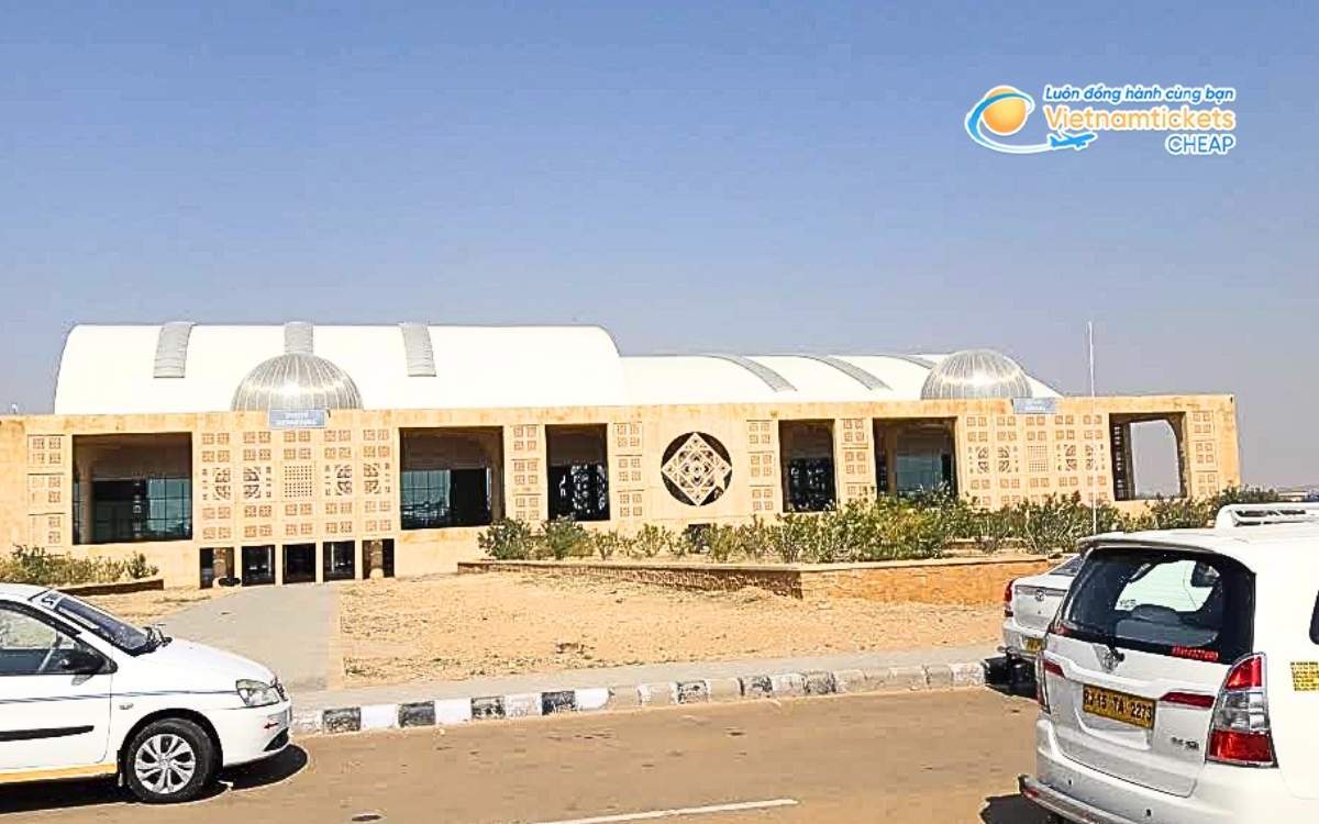 Bay đến Jaisalmer hạ cánh ở sân bay nào?