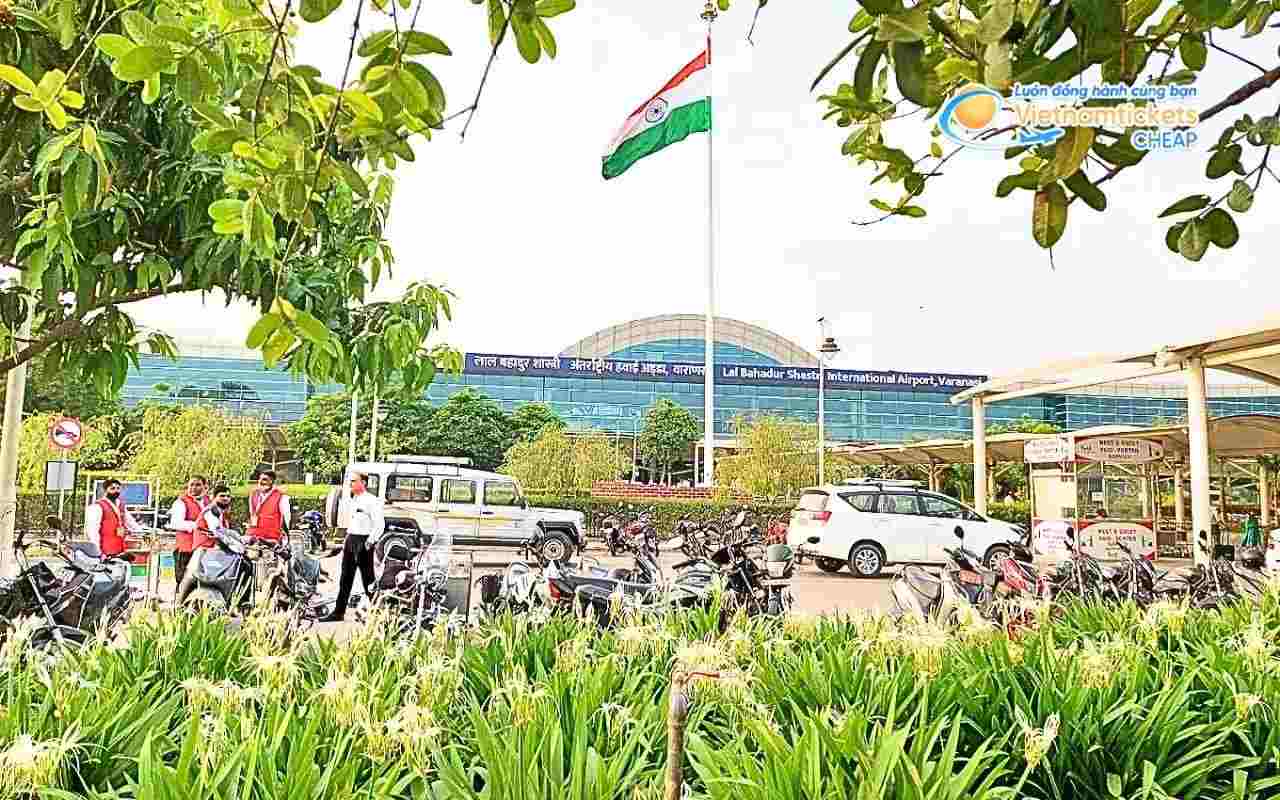 Bay đến Mirzapur hạ cánh ở sân bay nào?