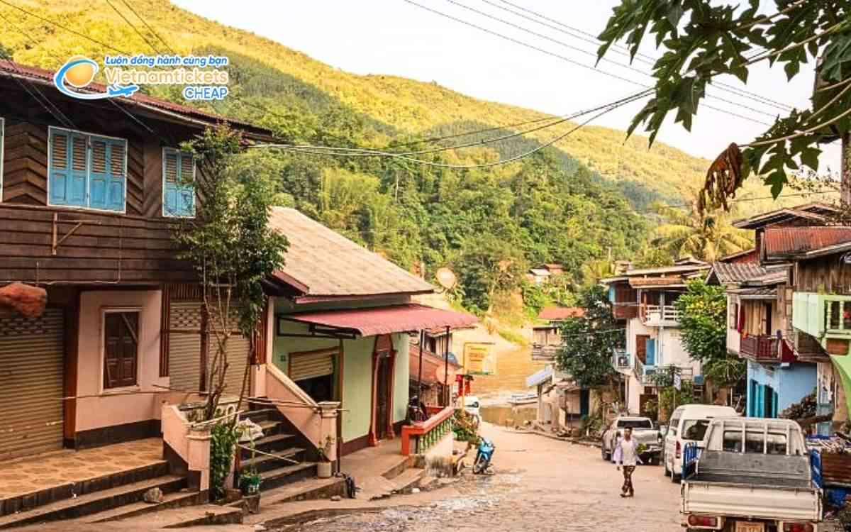 Vé máy bay đi Muang Khoua bao nhiêu tiền?