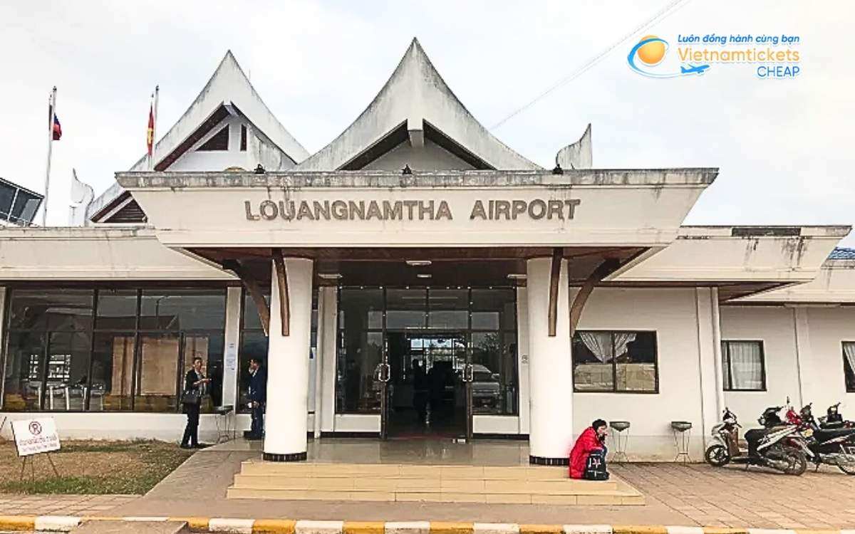 Bay đến Muang Na Le hạ cánh ở sân bay nào?