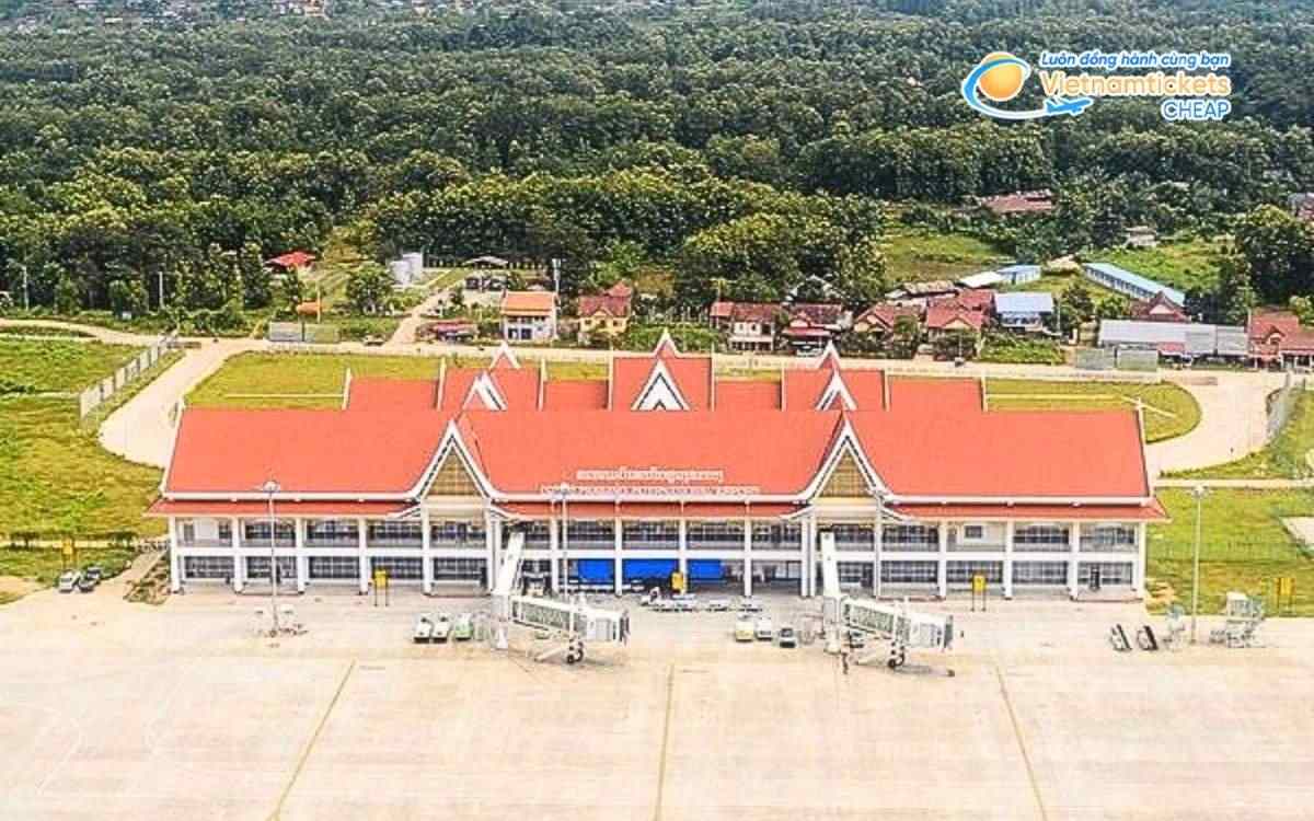 Bay đến Muang Nhot Ou hạ cánh ở sân bay nào?