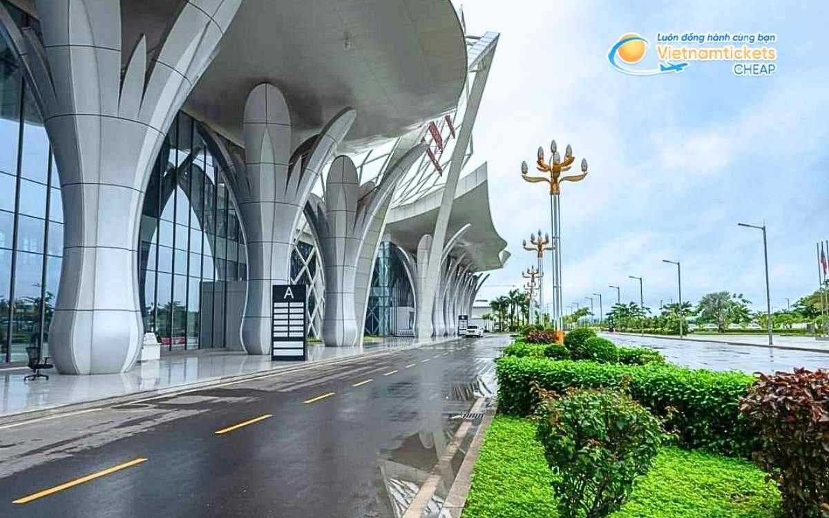 Bay đến Muang Pha Oudom hạ cánh ở sân bay nào?