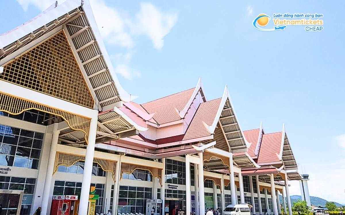 Bay đến Muang Samphanh hạ cánh ở sân bay nào?