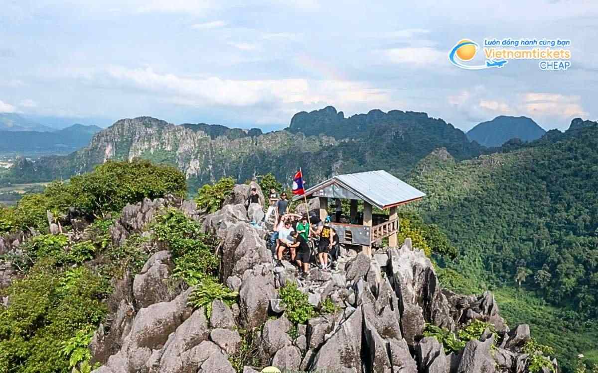Vé máy bay đi Ngeun bao nhiêu tiền?