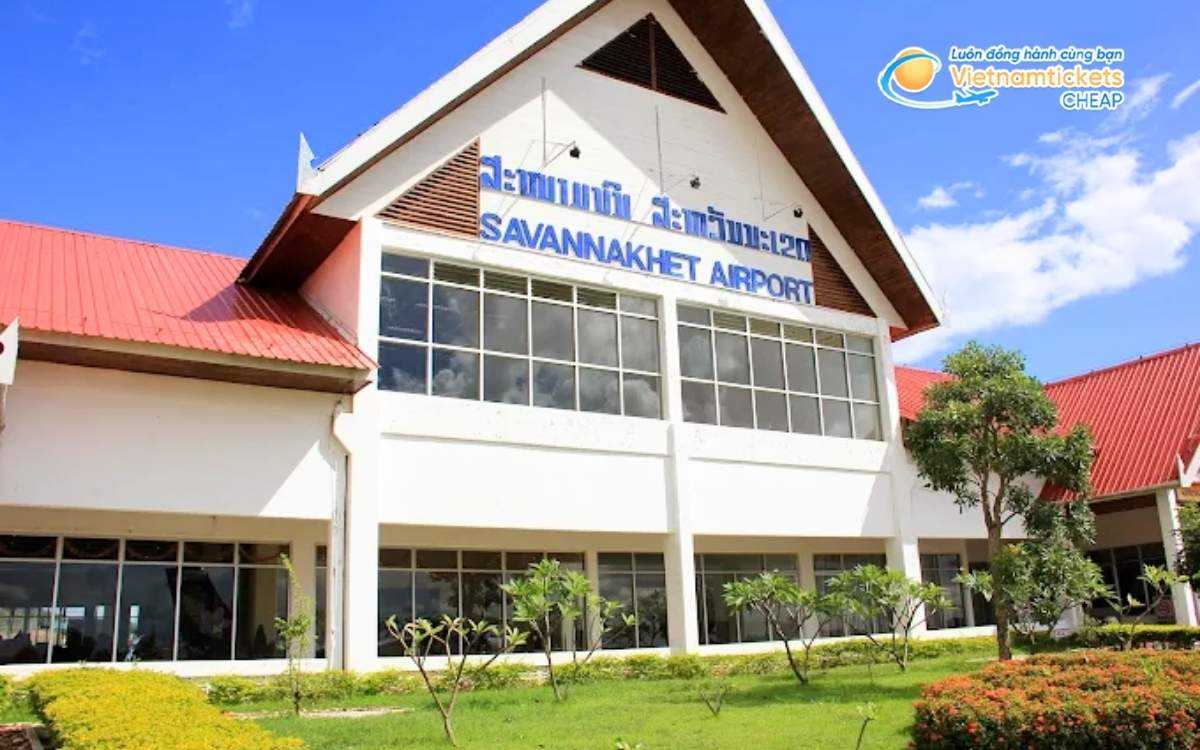 Bay đến Nhommalath hạ cánh ở sân bay nào?