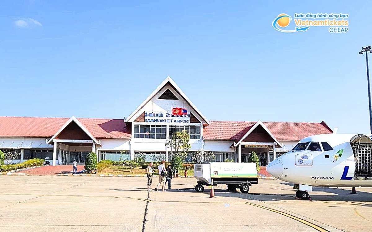 Bay đến Outhoumphone hạ cánh ở sân bay nào?