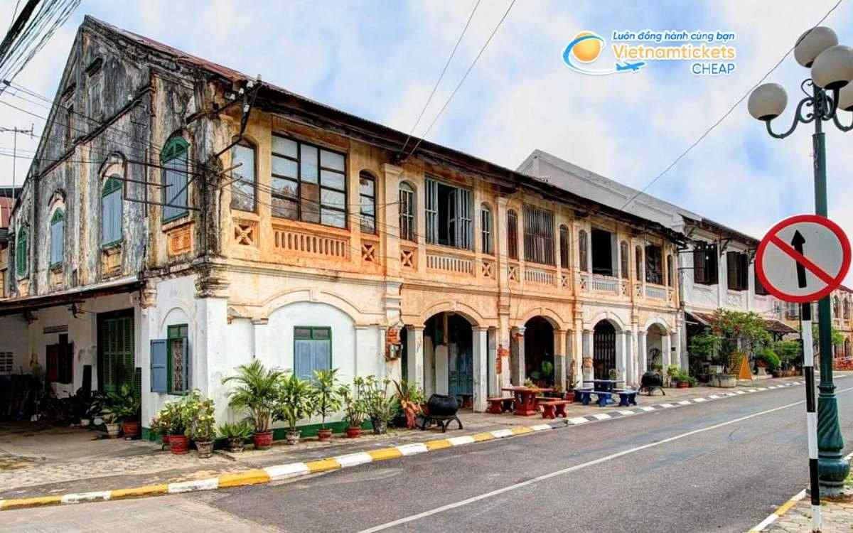 Vé máy bay đi Outhoumphone bao nhiêu tiền?