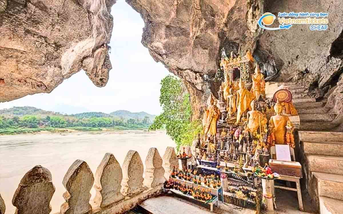 Vé máy bay đi Pak Ou bao nhiêu tiền?