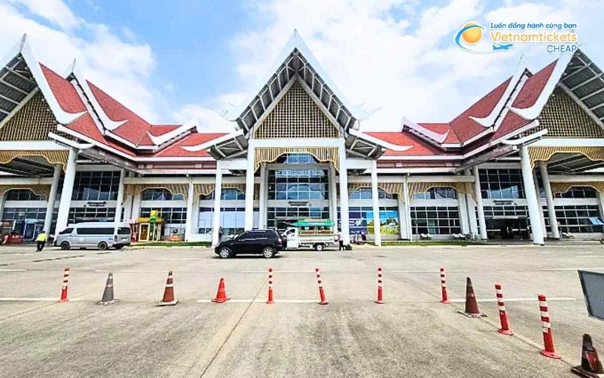 Bay đến Pak Seng hạ cánh ở sân bay nào?