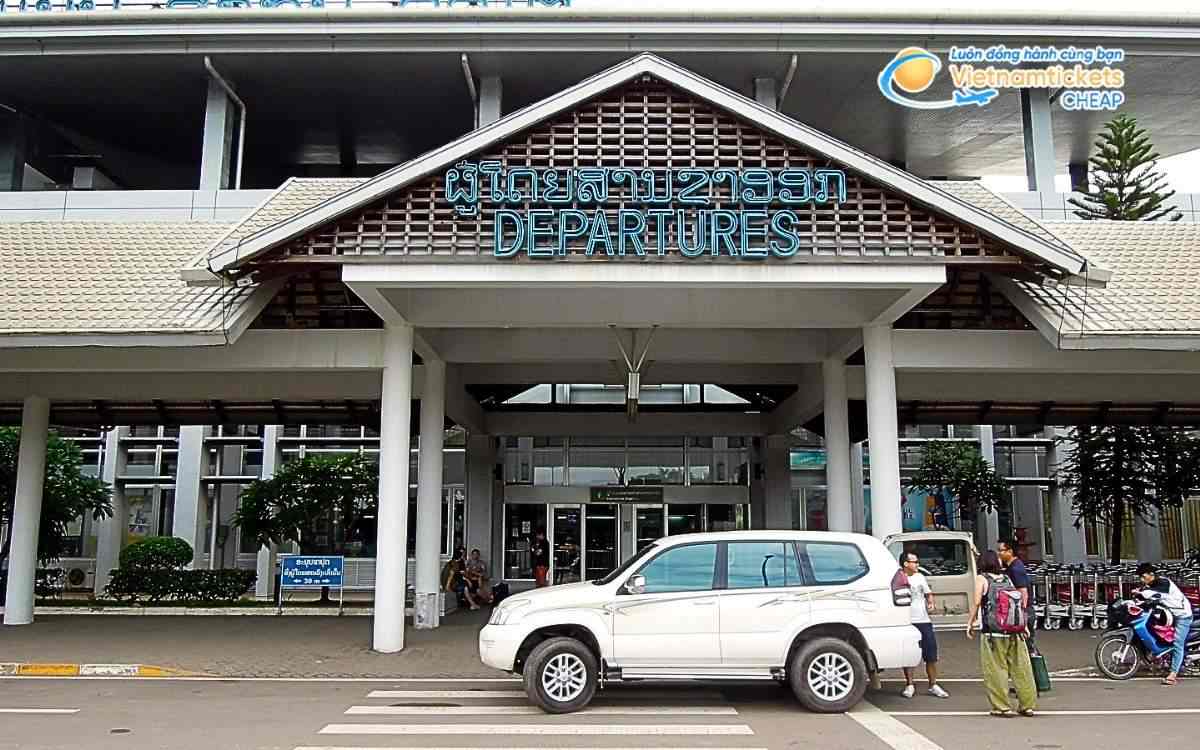 Bay đến Paksan hạ cánh ở sân bay nào?