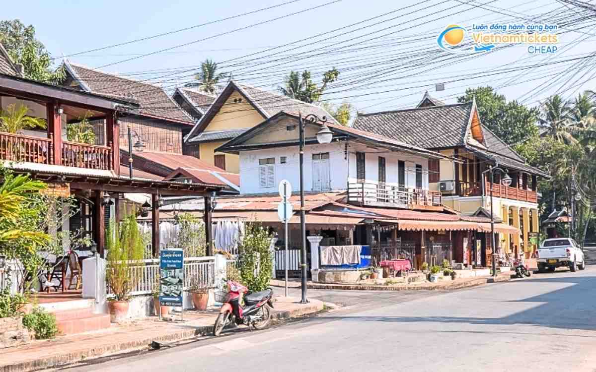 V&eacute; m&aacute;y bay đi Pathoumphone bao nhi&ecirc;u tiền?
