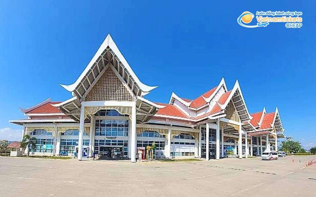 Bay đến Phonxay hạ cánh ở sân bay nào?
