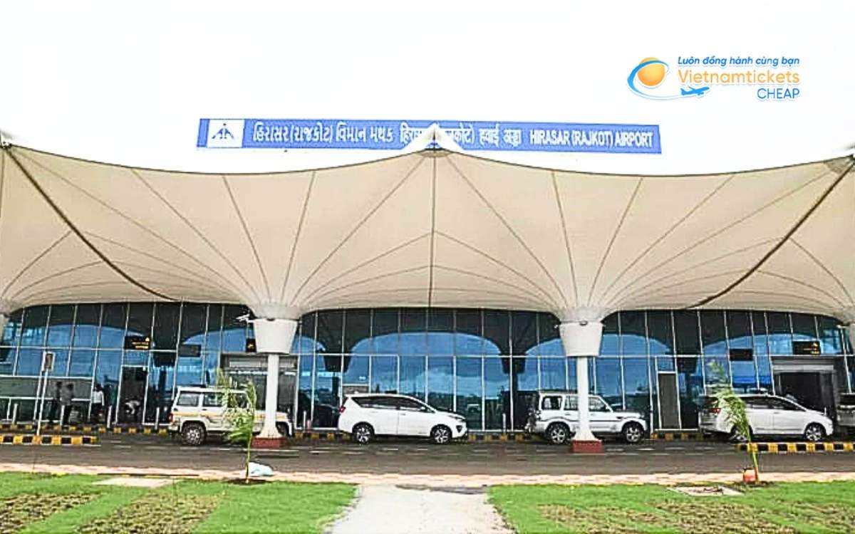 Bay đến Rajkot hạ cánh ở sân bay nào?