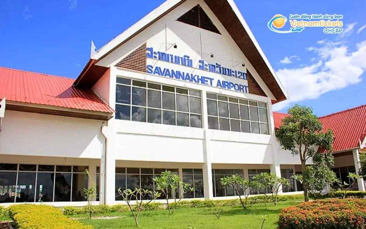 Bay đến Thakhek hạ cánh ở sân bay nào?