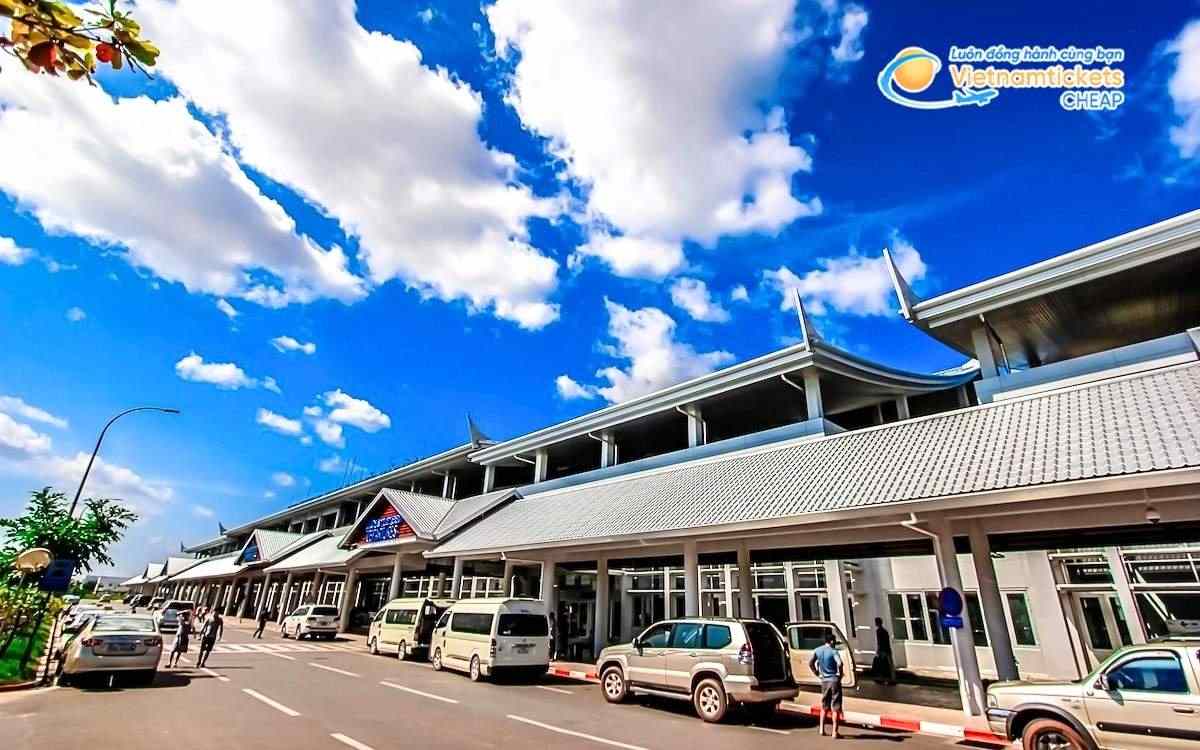 Bay đến Thaphabat hạ cánh ở sân bay nào?