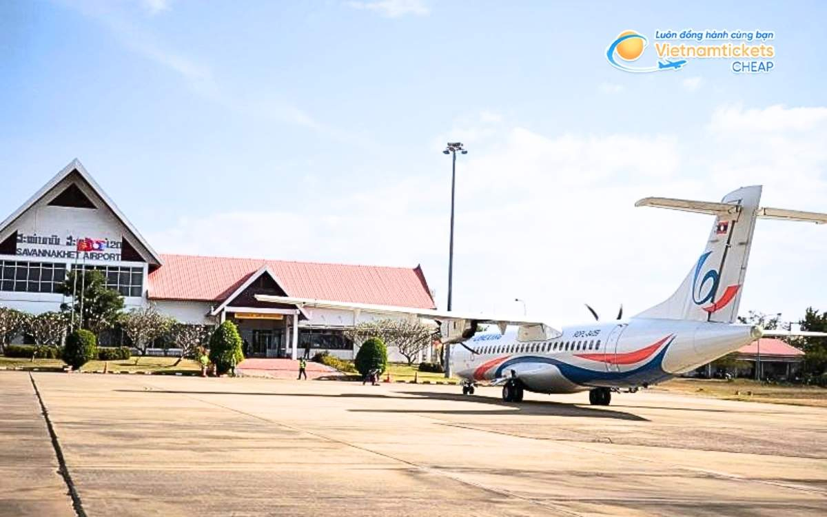 Bay đến Thaphalanxay hạ cánh ở sân bay nào?
