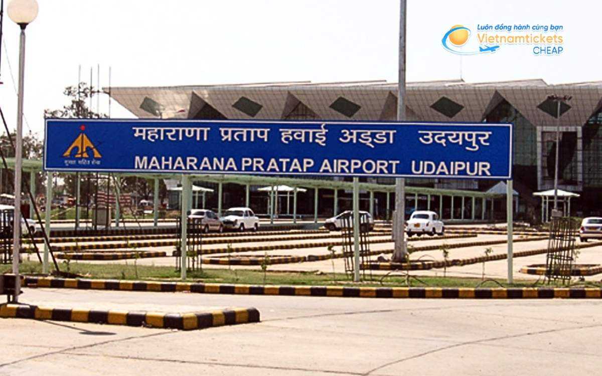 Bay đến Udaipur hạ cánh ở sân bay nào?