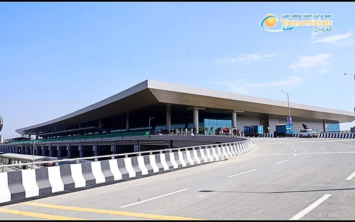 Bay đến Uttar Pradesh hạ cánh ở sân bay nào?
