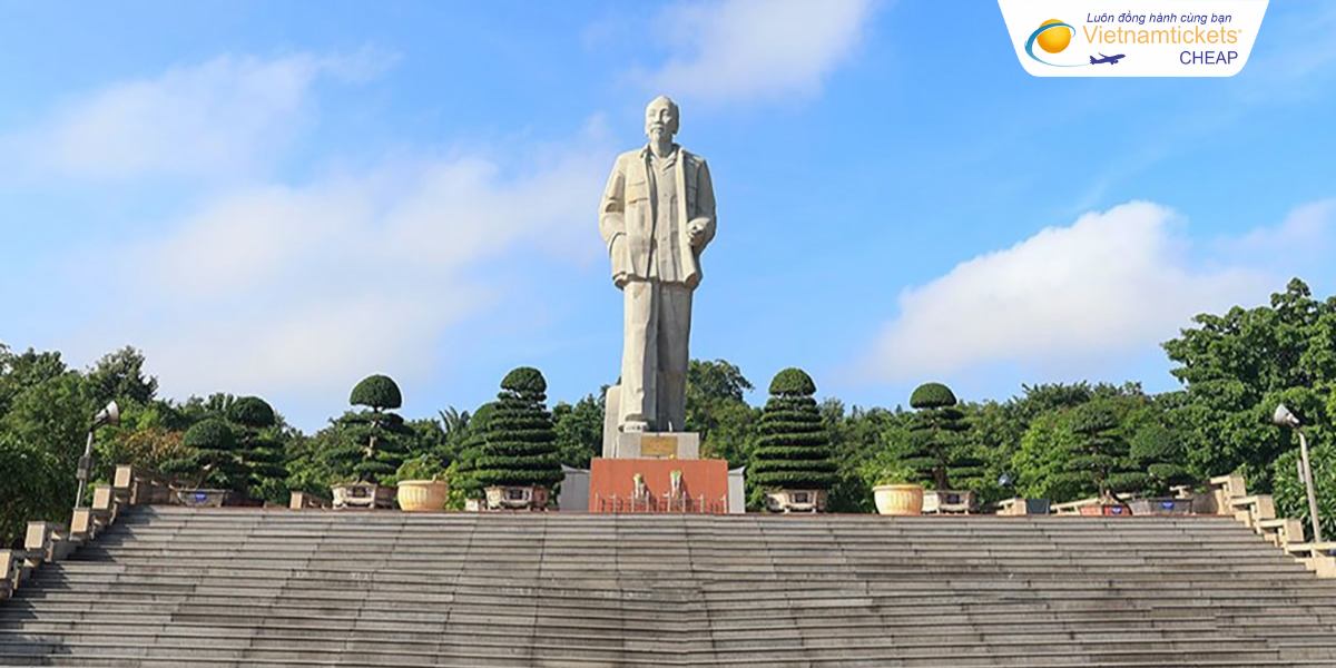 Quảng trường và tượng đài Hồ Chí Minh